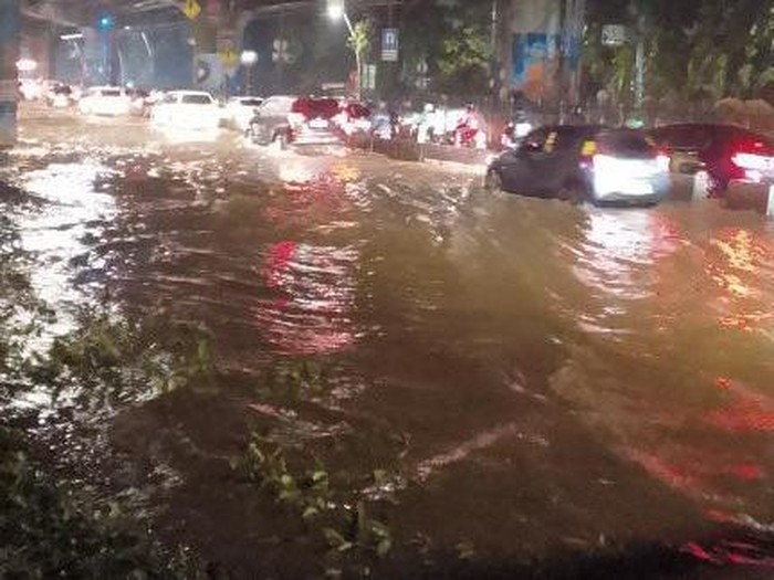 Cerita Zul Terobos Banjir di Kelapa Gading, Jalan Kaki 75 Menit Sampai Rumah